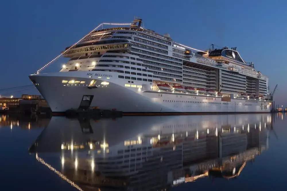 MSC Bellissima — interior promenadă