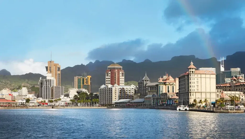 Croaziere Port Louis Mauritius - portul modern cu palmierii si cladiri