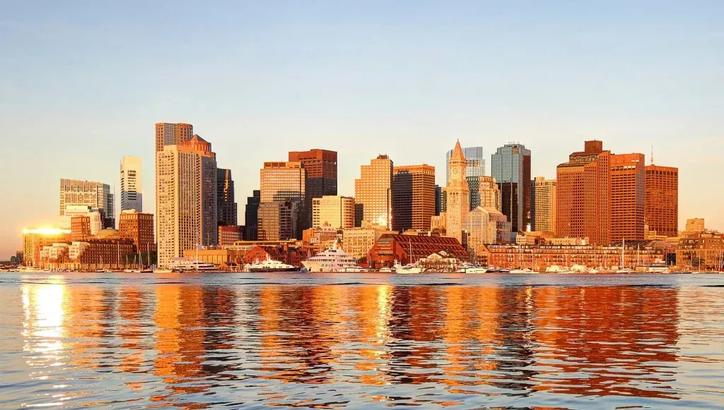Croaziere Boston USA - skyline toamna cu frunzis auriu si cladiri rosii